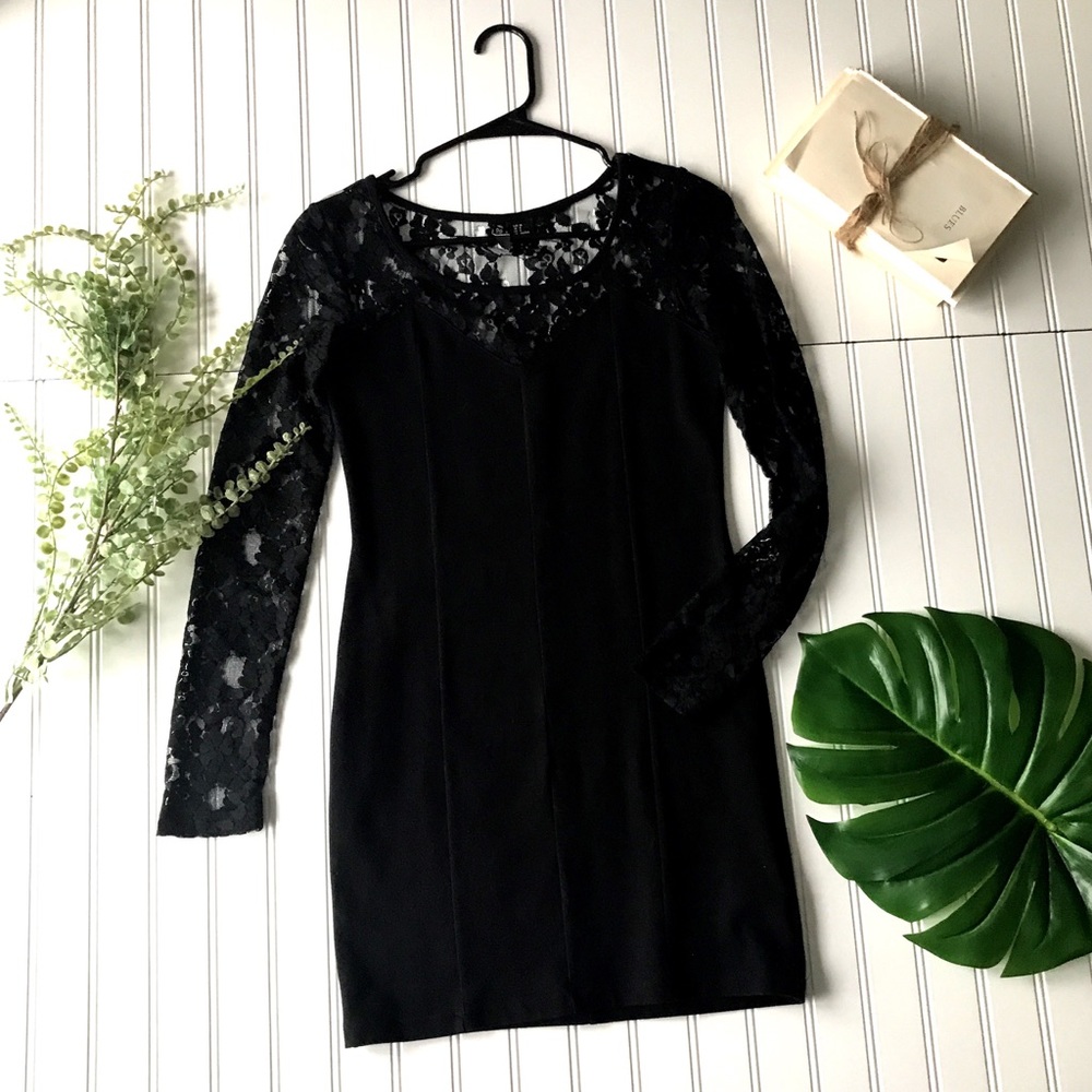 Black lace dress with long sleeves and pleating - Picture 1 of 8
